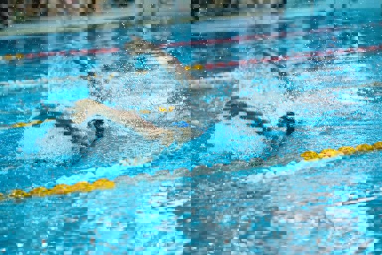 Equipo juvenil de natación culmina invicto la temporada y apunta al campeonato nacional