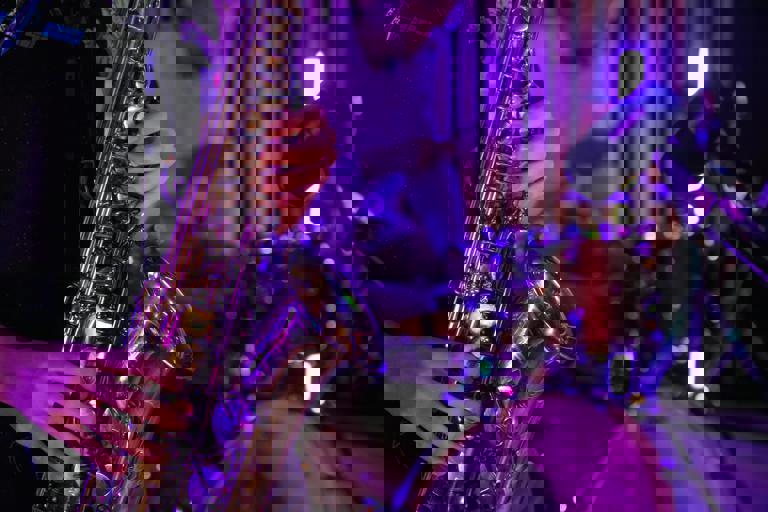 Festival de jazz reúne a artistas internacionales en un escenario al aire libre