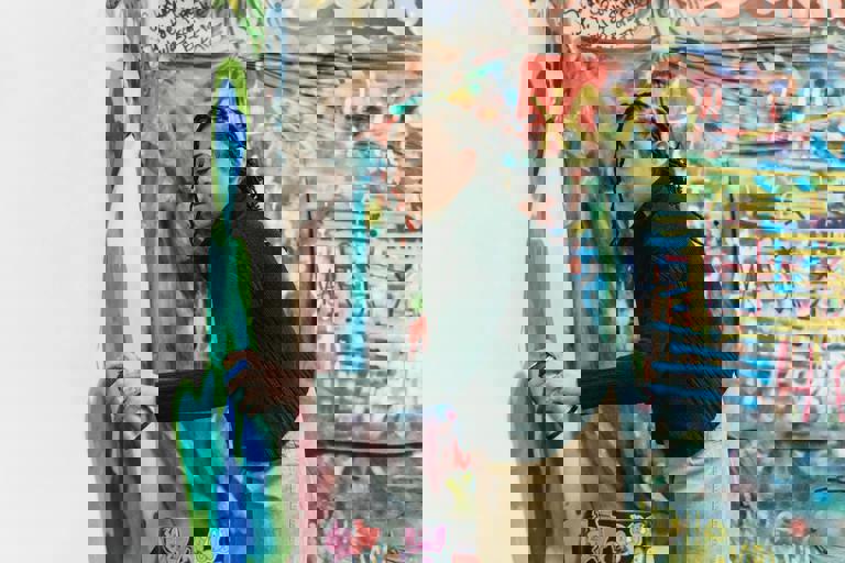 Taller de arte urbano invita a jóvenes a plasmar su creatividad en murales locales