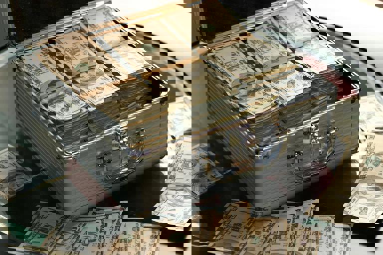 Un millón de euros quemados aparece entre cenizas tras incendio en villa exclusiva